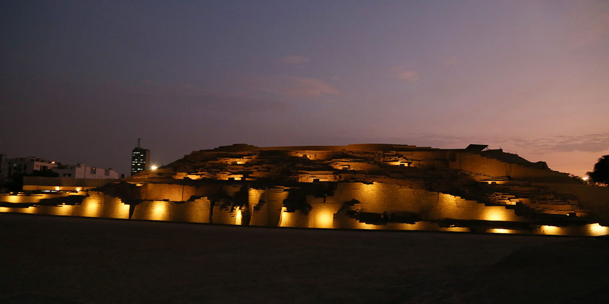 Huaca Pucllana de noche